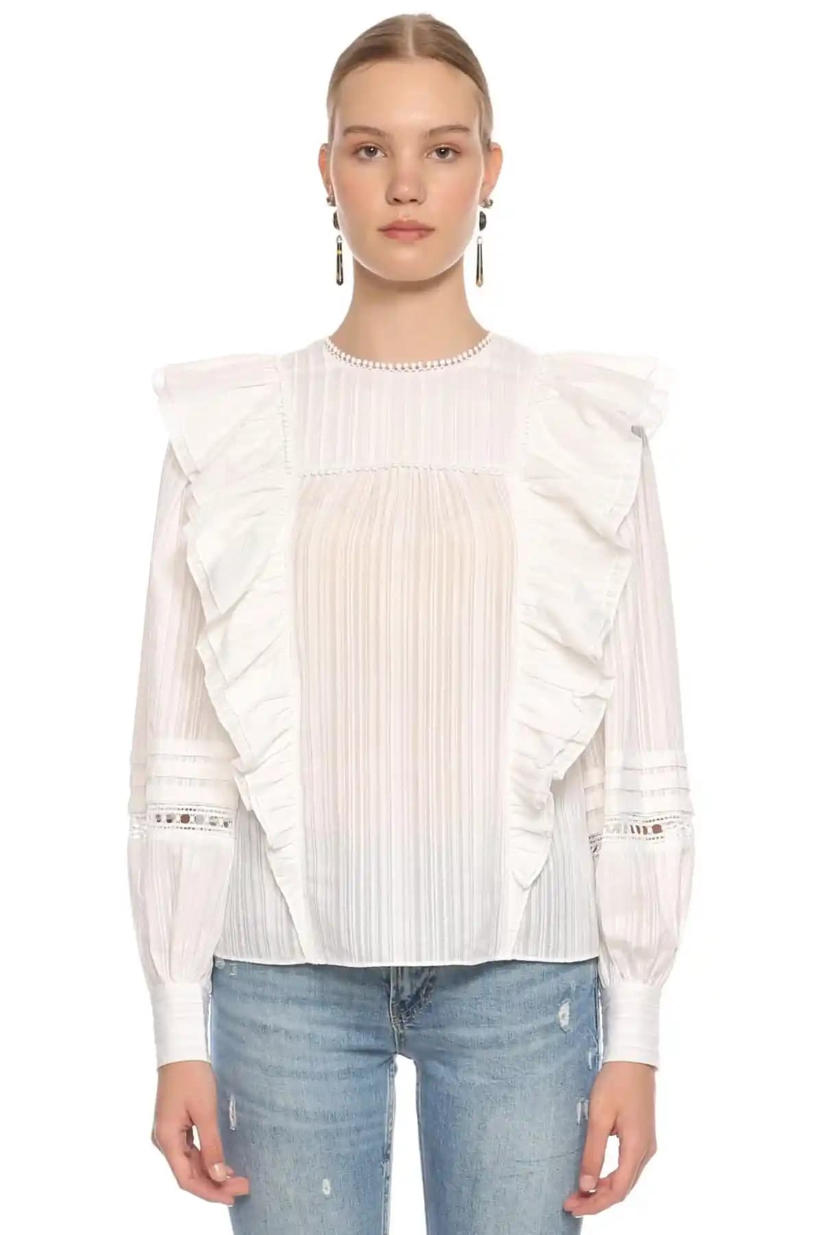 Beyaz Üst Kadın Modası: Şıklık ve Zarafetin Güncel Trendleri ve Stil Önerileri