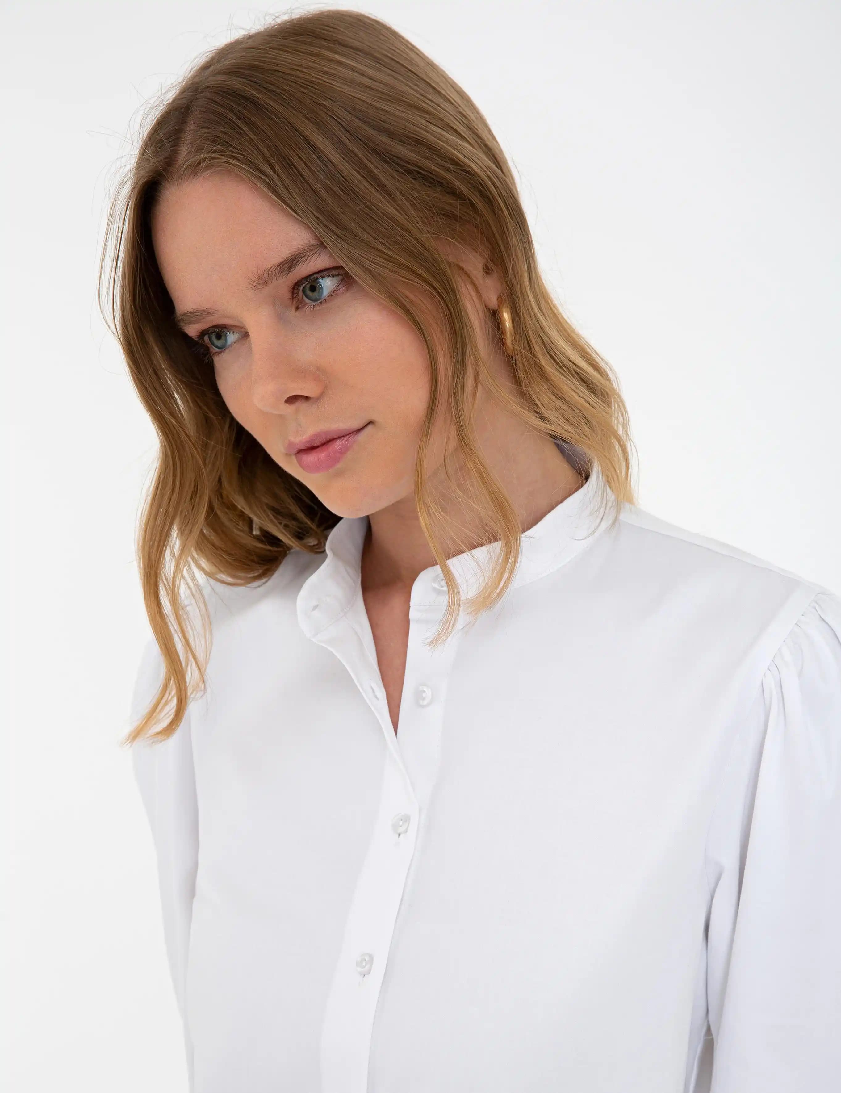 Beyaz Uzun Kollu Gömlek: Moda Dünyasında Zamansız Şıklık ve Stil İpuçları