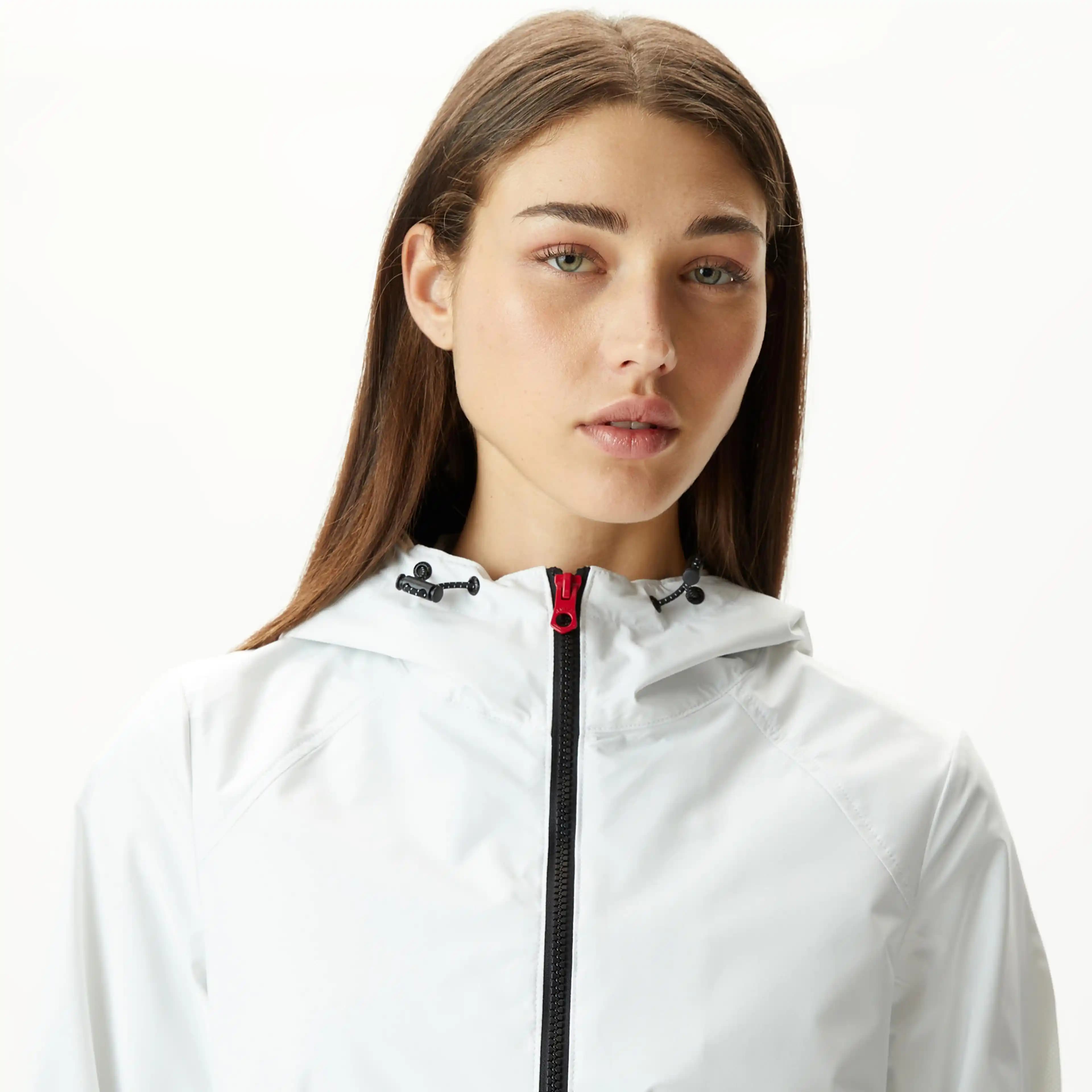 Beyaz Yağmurluklar Kadın Modasında Zarif ve Fonksiyonel Seçenekler 2023