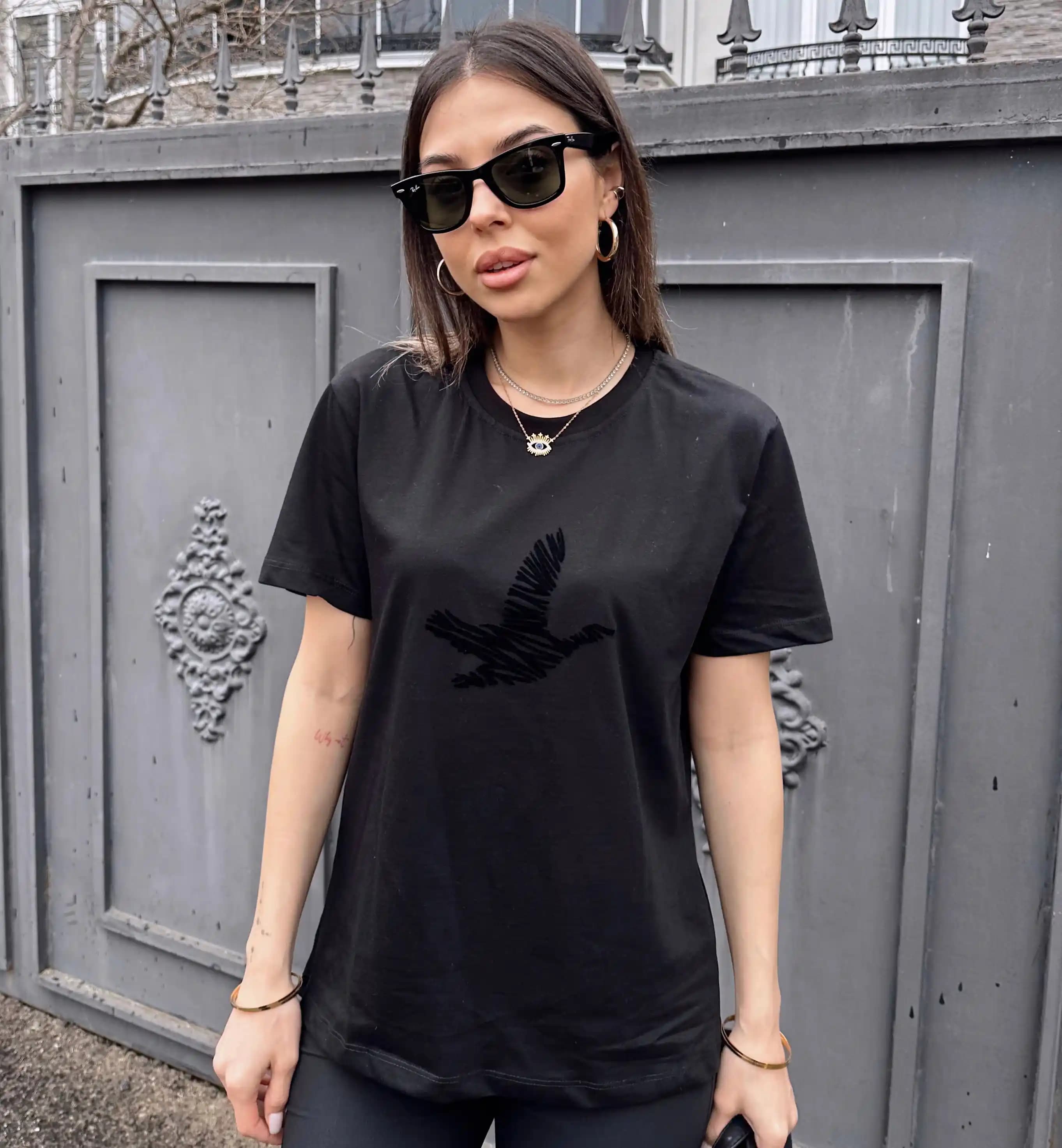 Beymen Siyah Tişört: Moda Dünyasında Zamansız Şıklık ve Çok Yönlülük