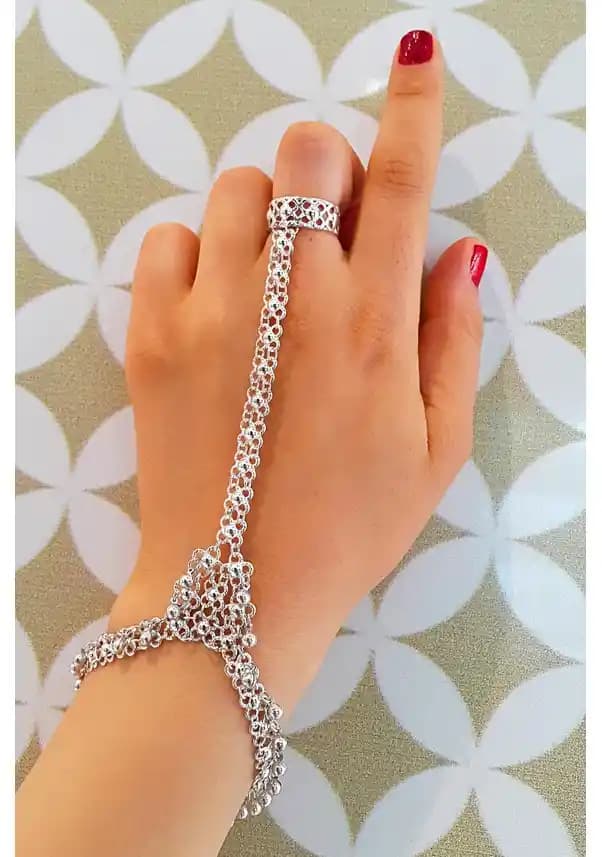 Bileklik ve Eldivenlerle Moda Dünyasında Kendi Stilini Yaratmanın Yolları