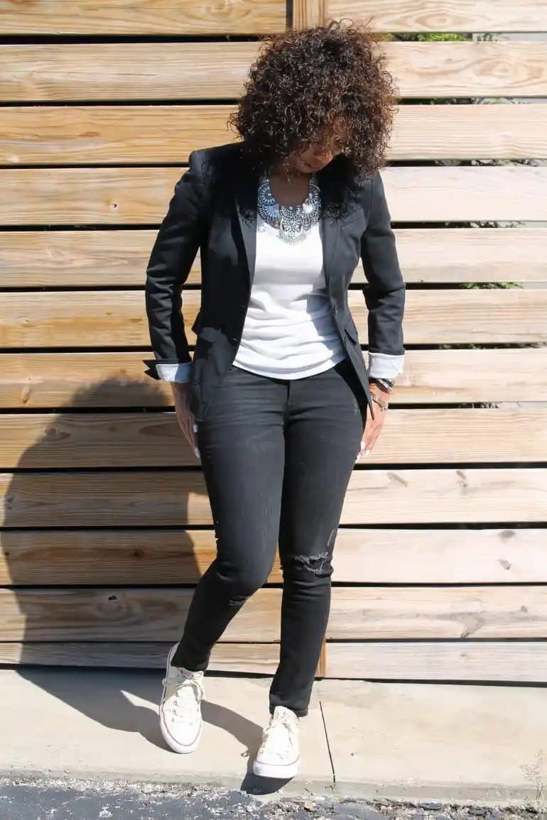 Blazer ve Converse ile Şıklık ve Konforu Bir Arada Yakalayan Moda Trendleri