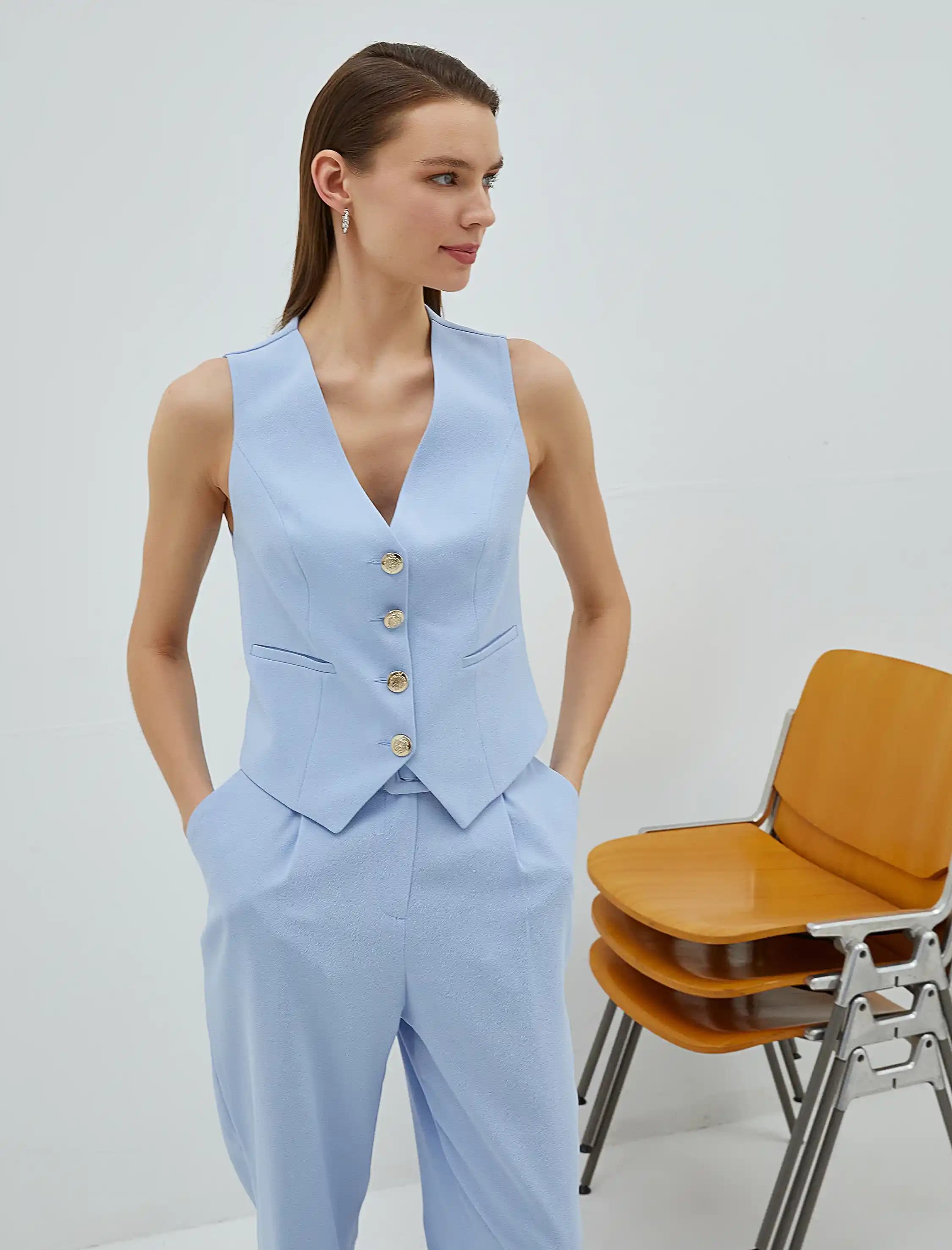 Blazer ve Yelek Kombinleriyle Şıklık ve Fonksiyonelliğin Modern Yüzü