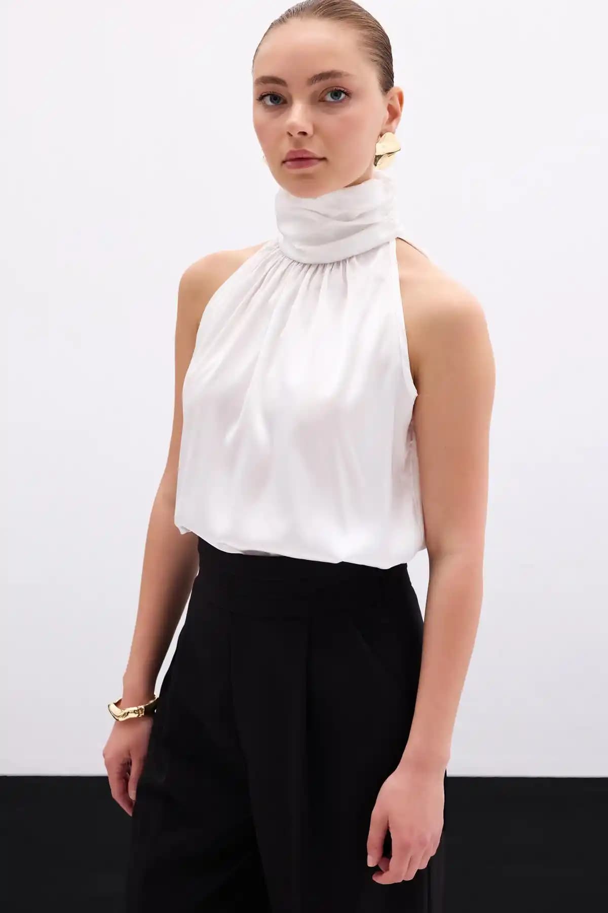 Boğazlı Bluz Moda Dünyasında Zamansız Şıklık ve Kombinasyon Önerileri