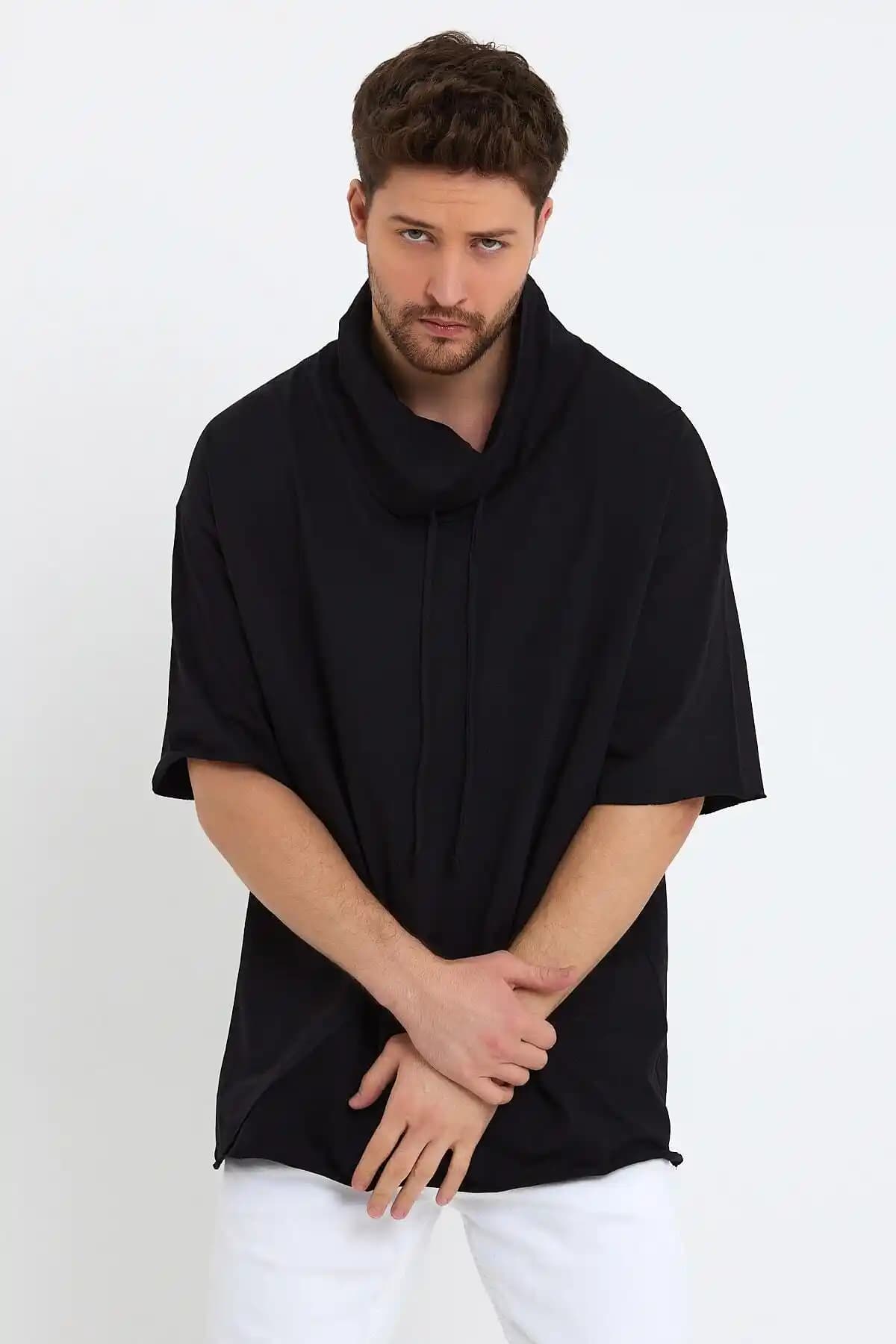 Boğazlı Oversize Tişörtler: Rahatlık ve Şıklığın Modern Buluşması