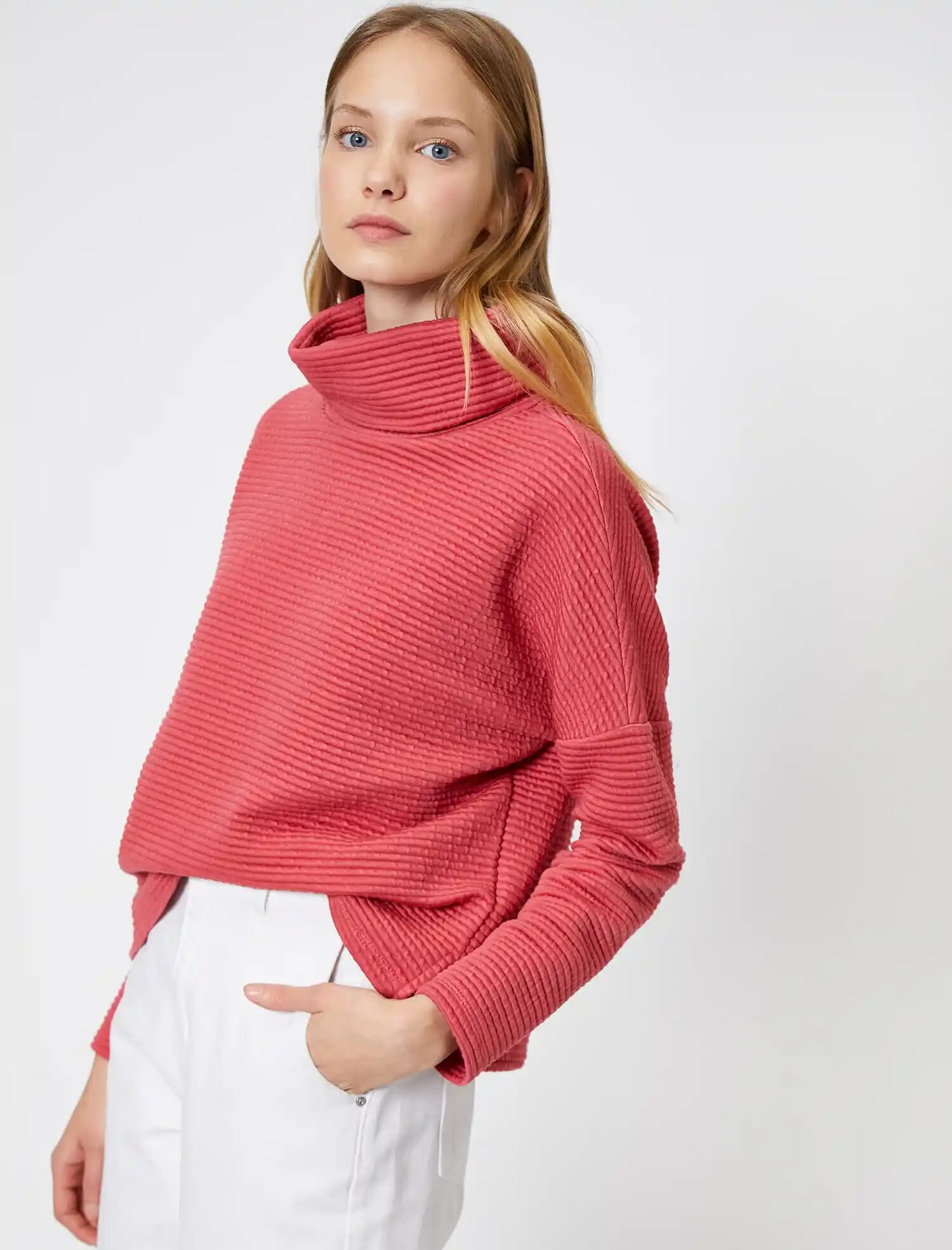 Boğazlı Sweatshirt Modada Sıcacık ve Şık Bir Trend Olarak Günümüzdeki Yeri