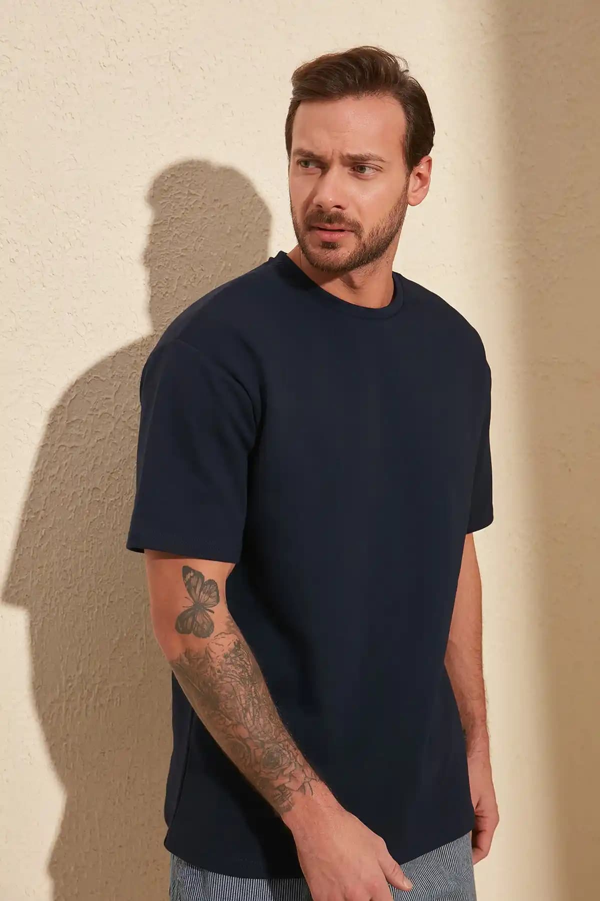 Bol Kesim T-Shirt Modasında Rahatlık ve Şıklığın Mükemmel Dengesi