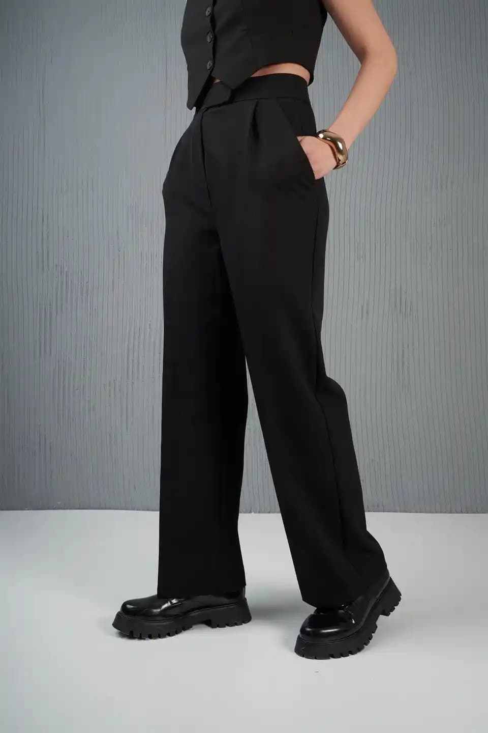 Bol Paça Pileli Pantolonlar Moda Dünyasında Yenilikçi ve Zamansız Bir Trend