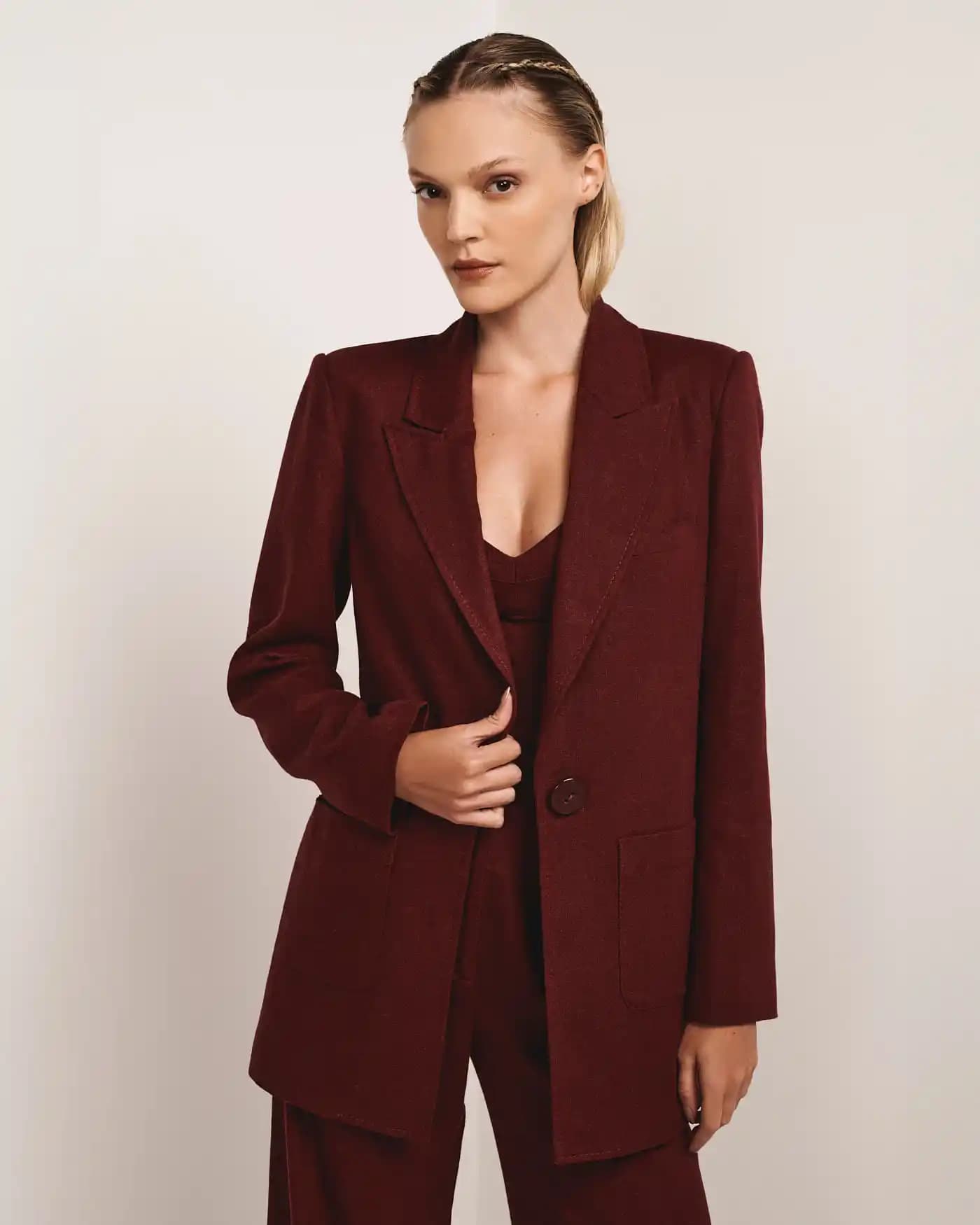 Bordo blazer modada şıklık ve çok yönlülük sağlayan klasik ve modern bir tercih