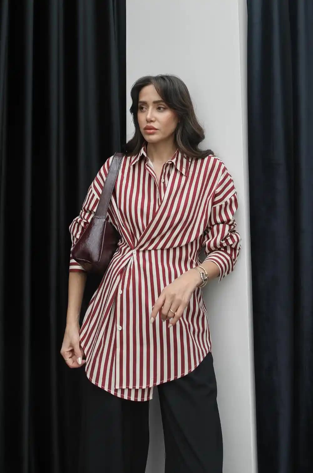 Bordo Çizgili Gömlek Modada Zamansız ve Çok Yönlü Bir Parça