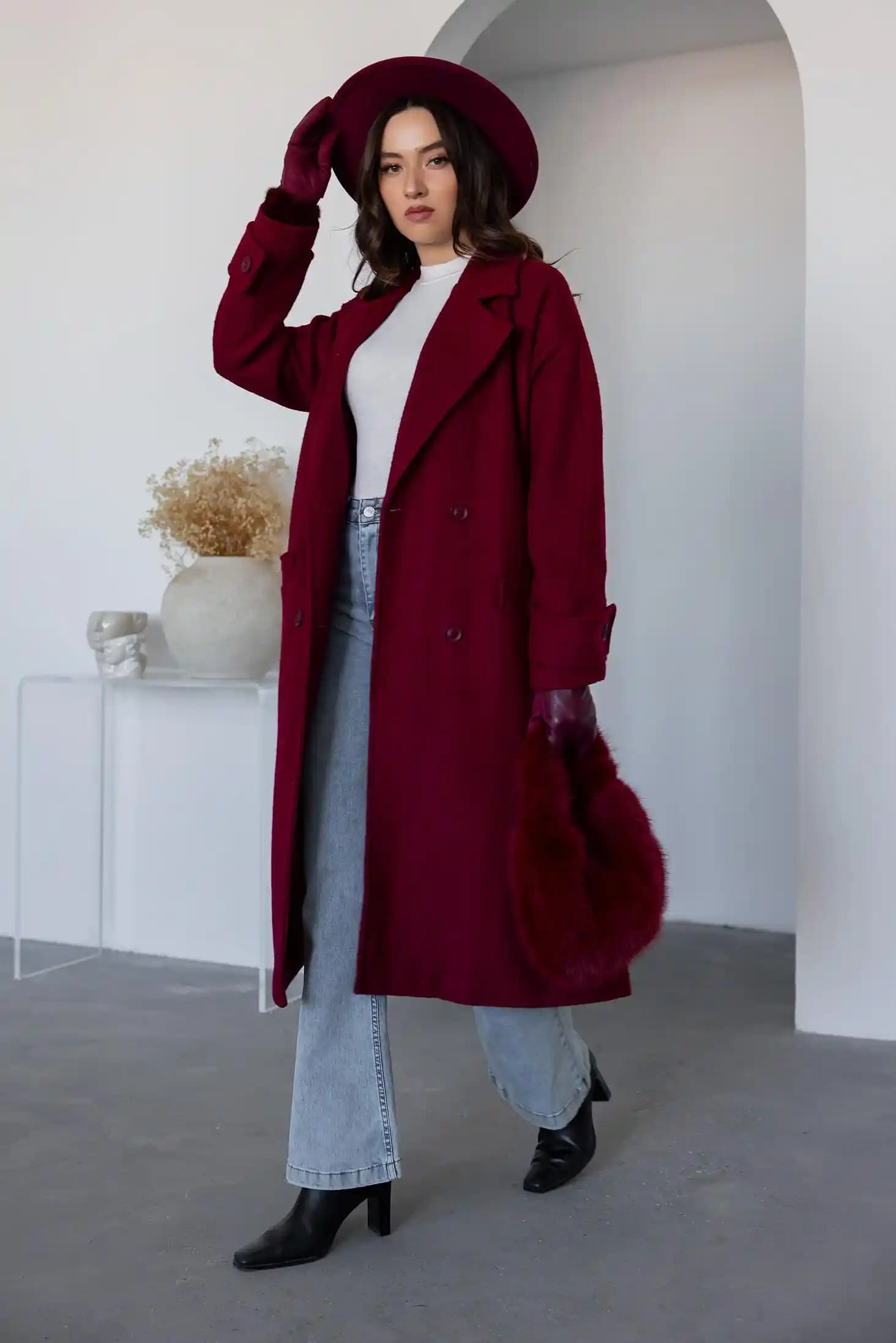 Bordo Kaban: Kış Modasında Şıklık ve Fonksiyonelliğin En Güzel Buluşması