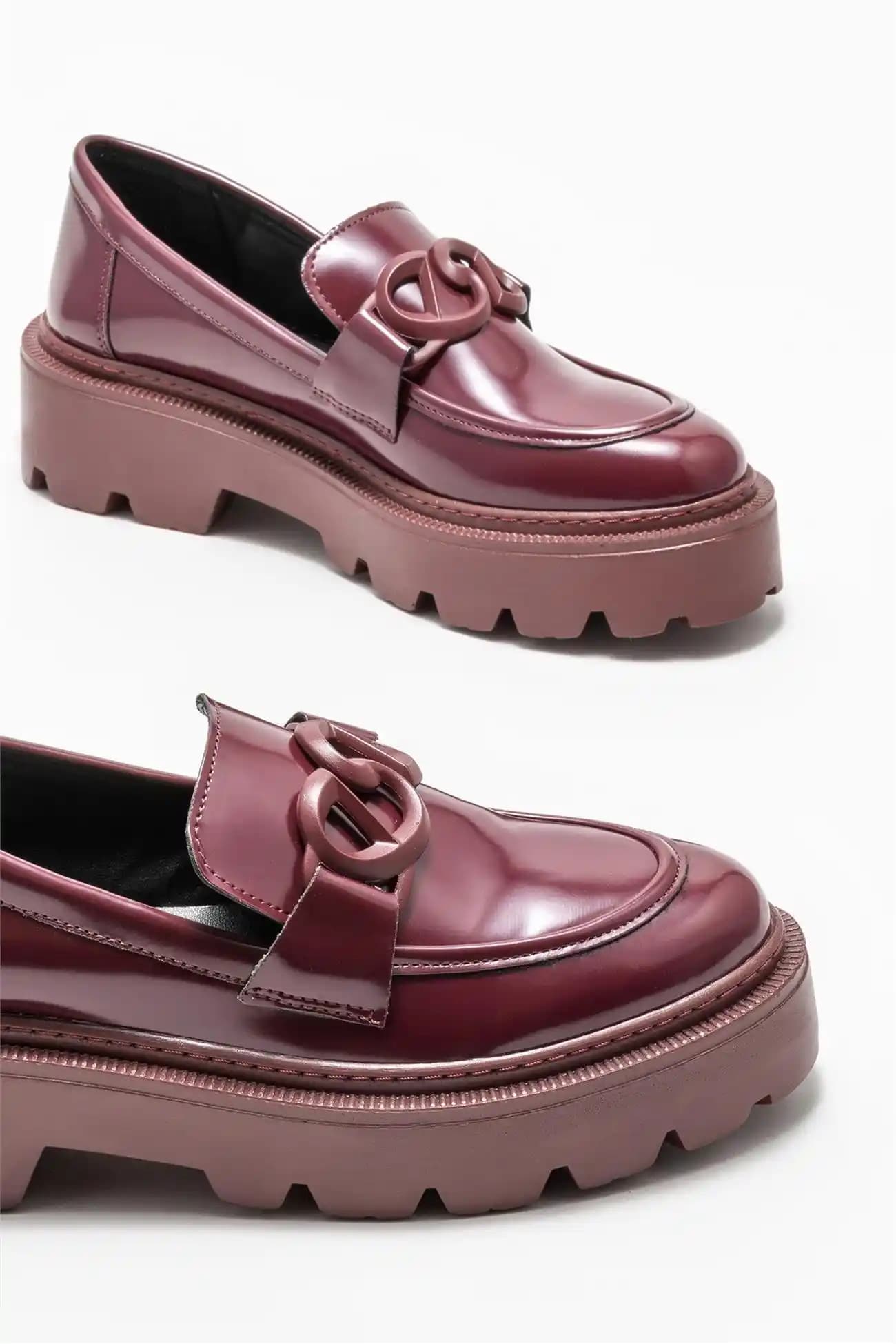 Bordo Loaferlar: Şıklık ve Konforu Bir Arada Sunan Modern Ayakkabı Seçenekleri