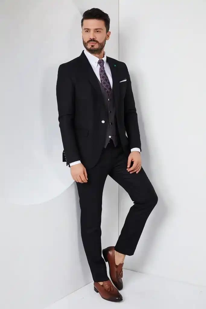 Bordo Siyah Takım Elbise: Modern Şıklık ve Gücün Sembolü İçin Stil Rehberi