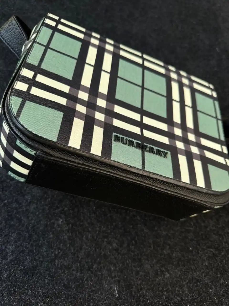 Burberry Erkek Çantaları: Şıklık ve Fonksiyonelliğin Modern Yansıması