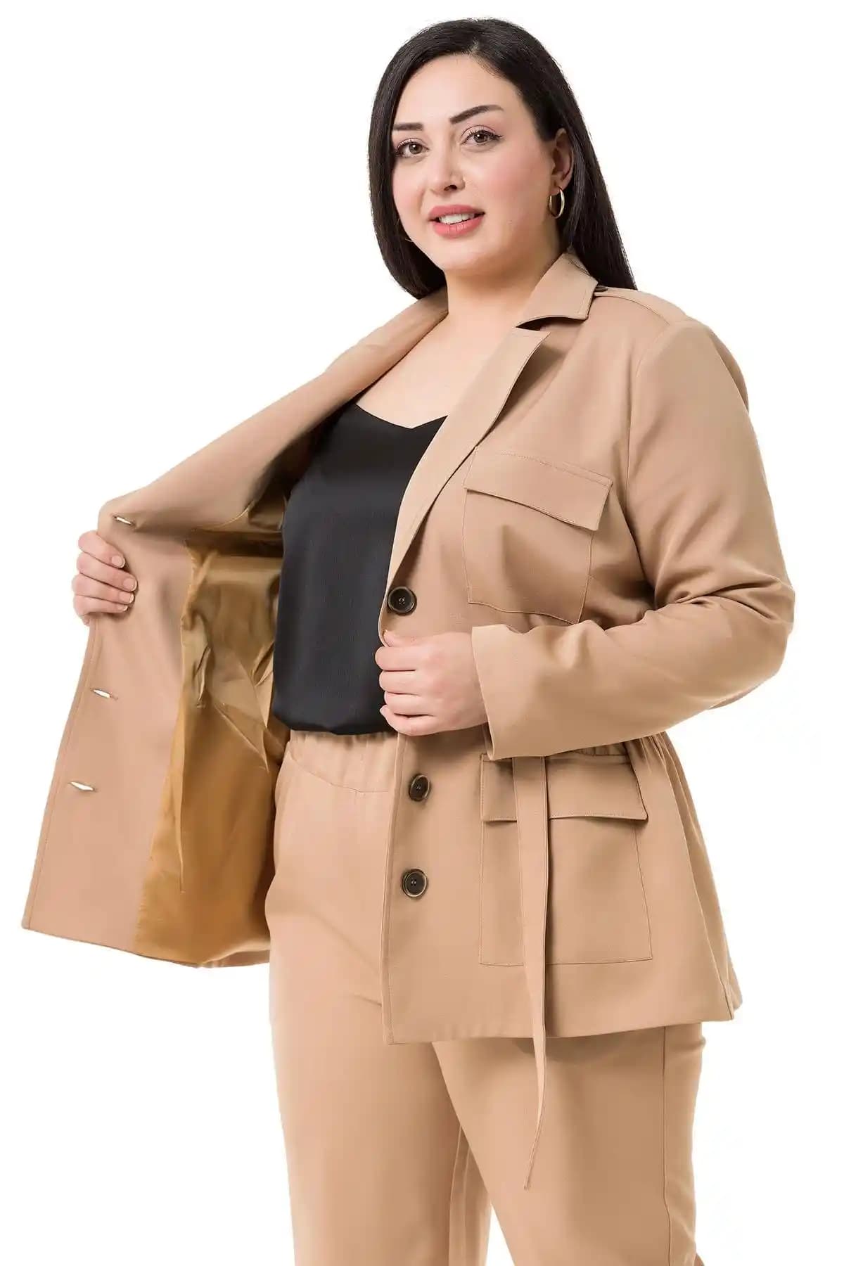 Büyük Beden Ceket ve Pantolon Takımlarında Güncel Trendler ve Stil İpuçları