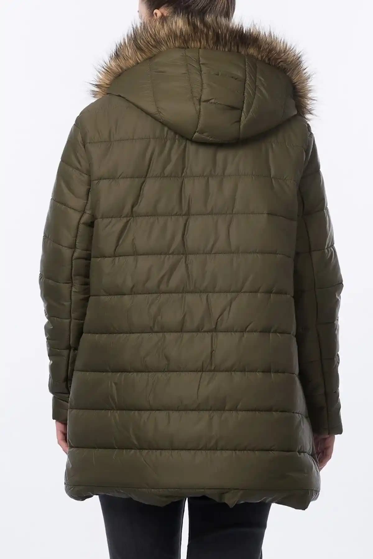 Büyük Beden Kadınlar İçin Mont Seçimi ve Moda Trendleri Hakkında Kapsamlı Rehber
