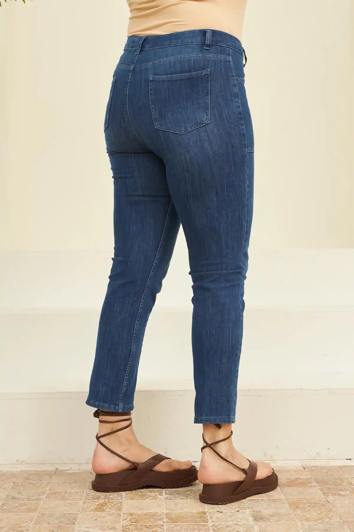 Büyük Beden Mavi Kot Pantolonlar: Moda Trendleri ve Stil Önerileri