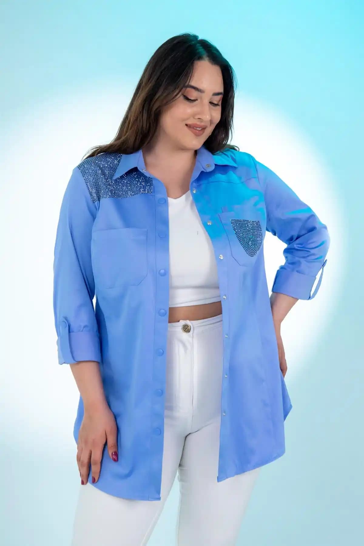 Büyük Beden Moda Trendleri ve Mavi Tonlar ile Kendini İfade Etme Rehberi