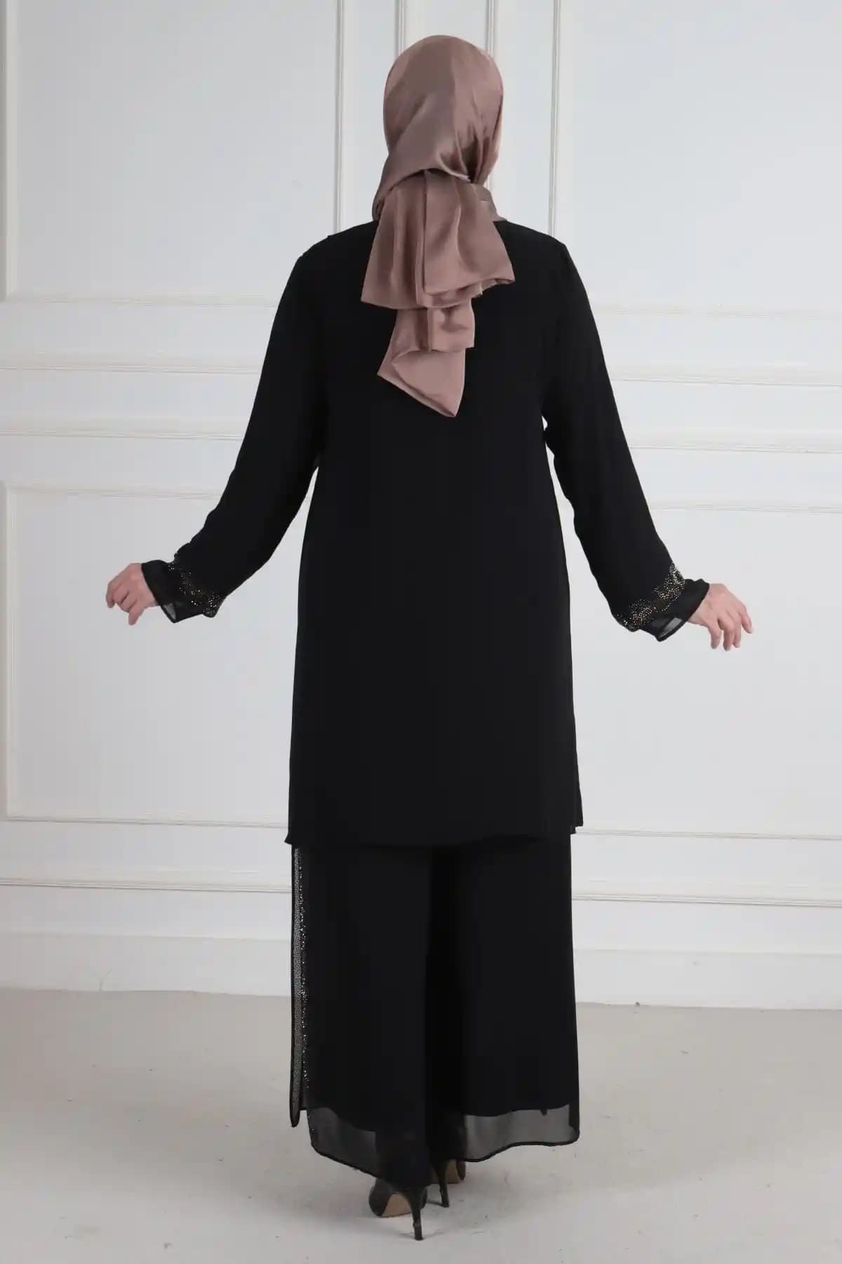 Büyük Beden Pantolonlu Takımlar: Konfor ve Şıklığın Uyumunu Yakalayan Trendler ve Stil İpuçları