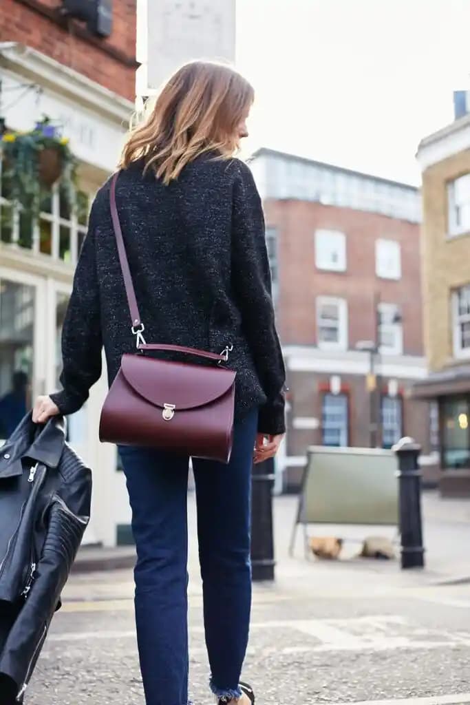 Büyük Çanta Seçimi ve Kombinasyonları: Stil Sahibi Kadınlar İçin Rehber