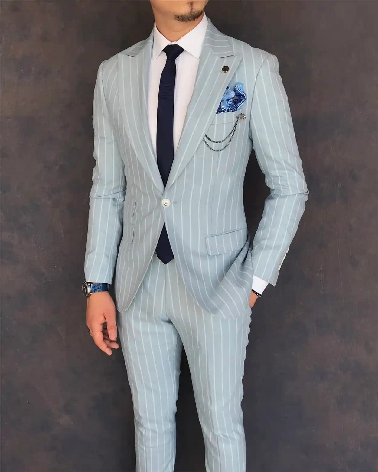 Buz Mavisi Erkek Takım Elbise: Modern ve Zarif Giyim Seçenekleri ve Kombinasyon İpuçları