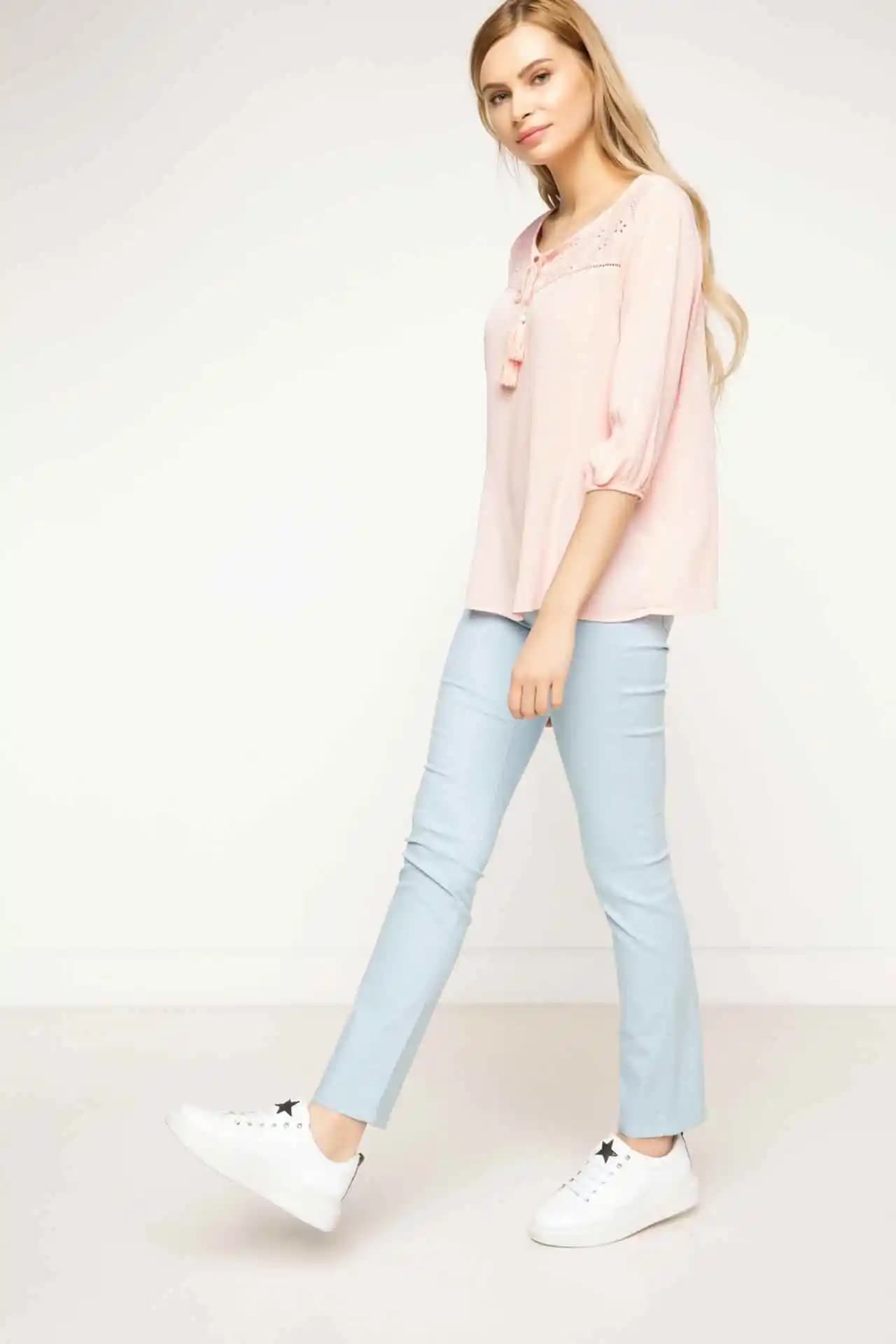 Buz Mavisi Kot Pantolonlarla Şık ve Rahat Kadın Kombinleri Rehberi