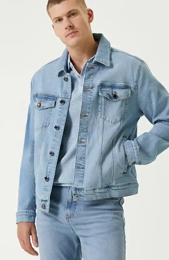 Buz Mavisi Mont Modasında Güncel Trendler ve Stil İpuçları