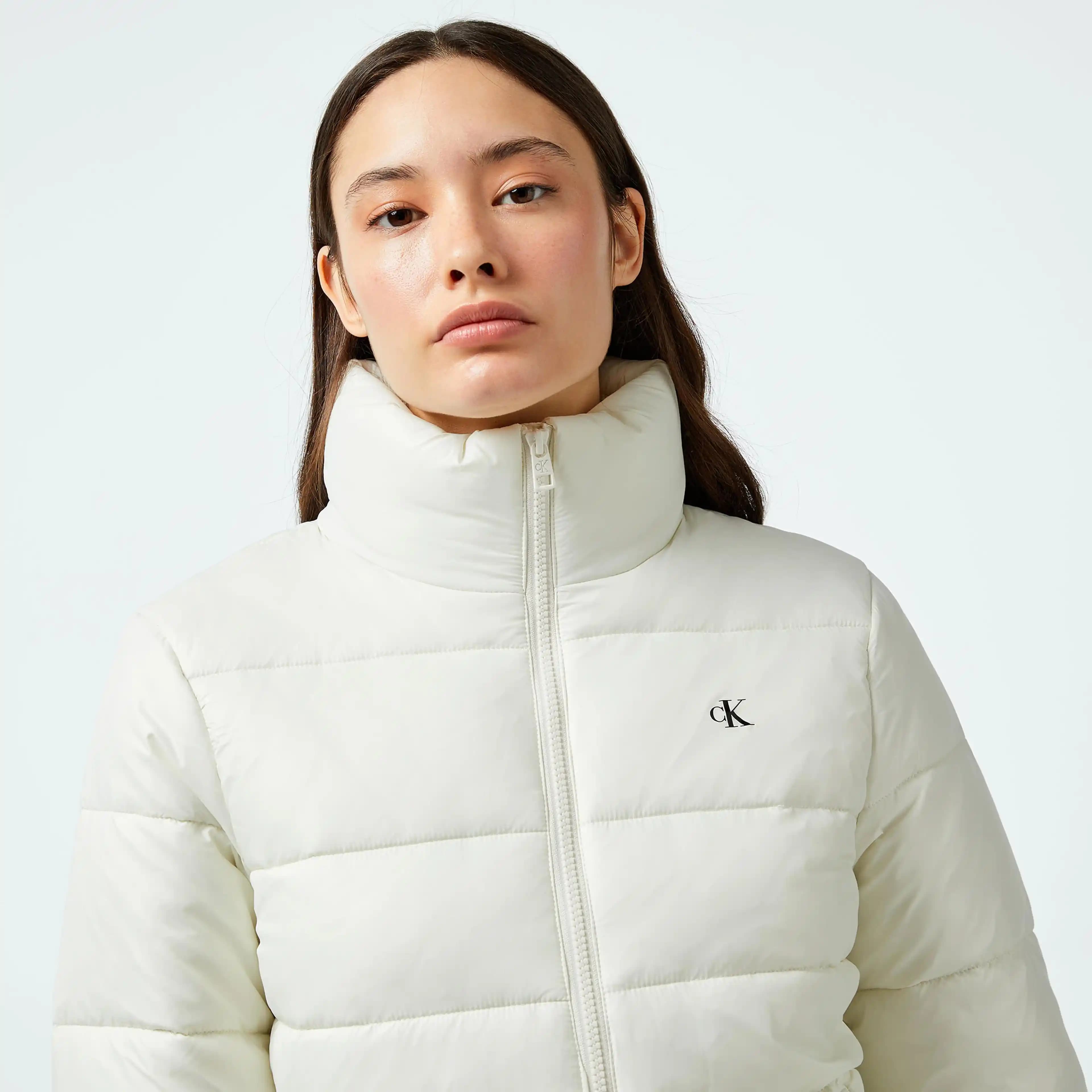 Calvin Klein Beyaz Ceket: Modern ve Zamansız Şıklık için En İyi Seçenekler