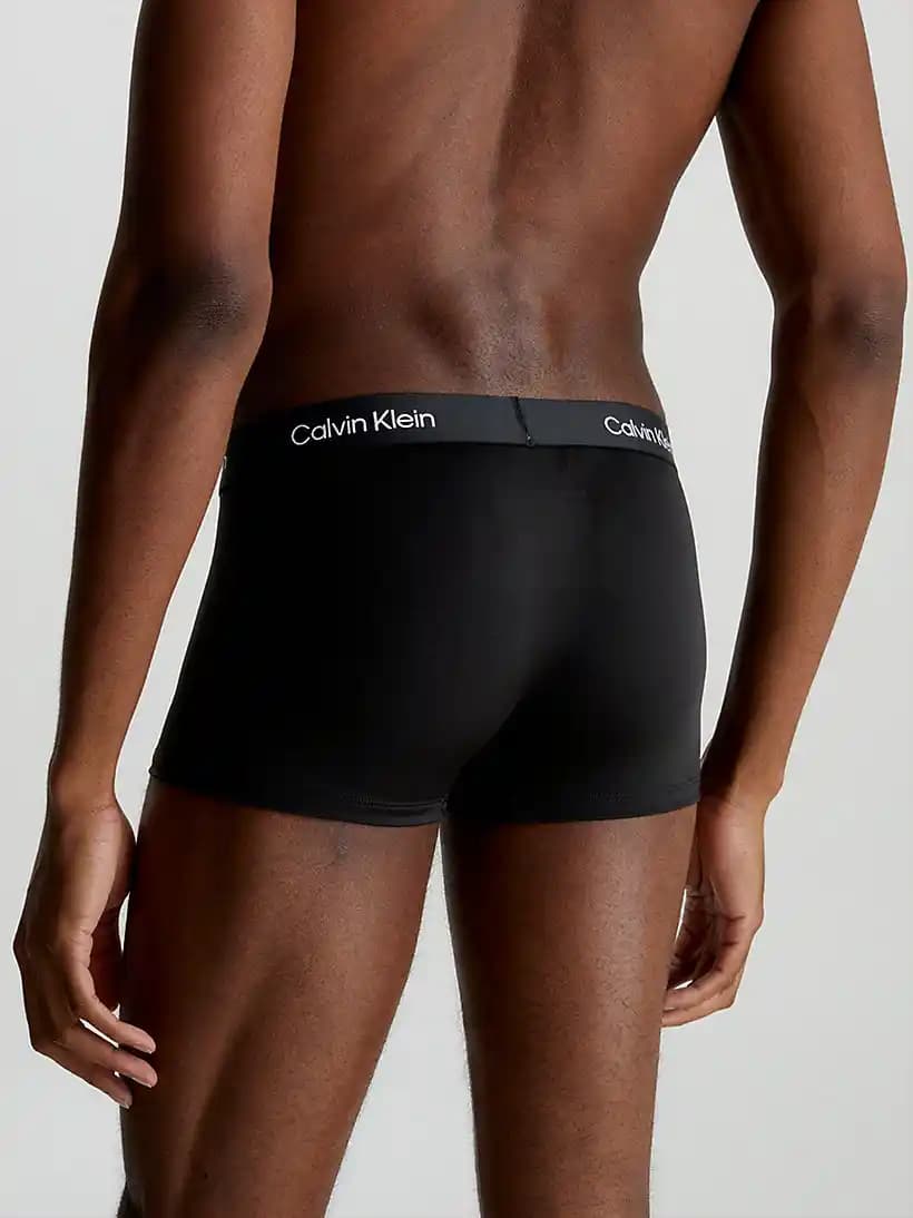 Calvin Klein Erkek Boxerları: Şıklık ve Konforun Birleştiği Moda Parçası