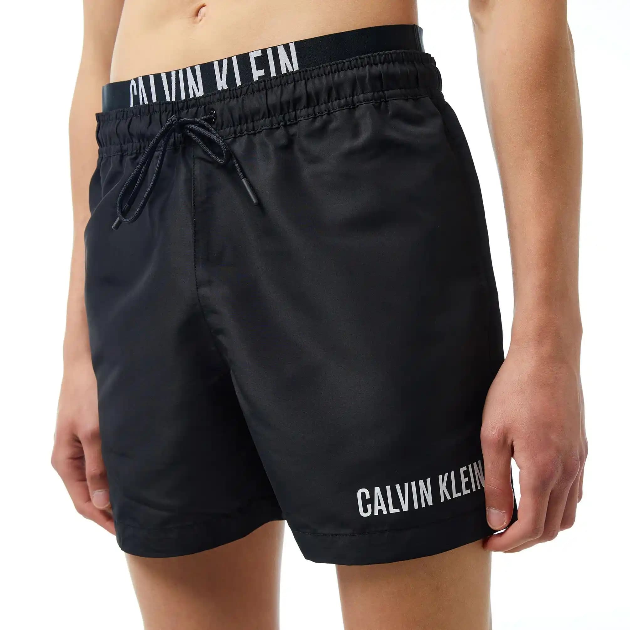 Calvin Klein Erkek Deniz Şortu: Şıklık ve Konforun Mükemmel Buluşması