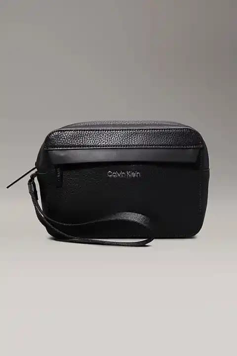 Calvin Klein Erkek El Çantası Trendleri ve Modern Erkek Modasında Yeri