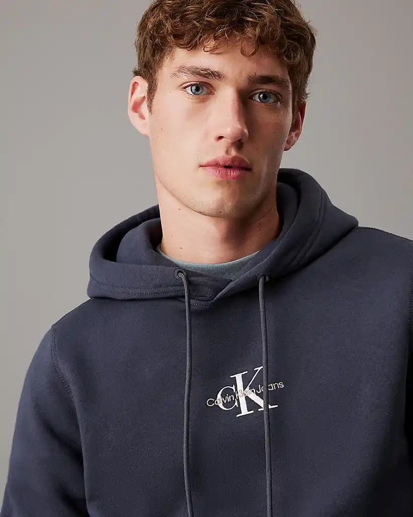 Calvin Klein Erkek Giyim Koleksiyonları: Modern ve Sürdürülebilir Stil Anlayışı