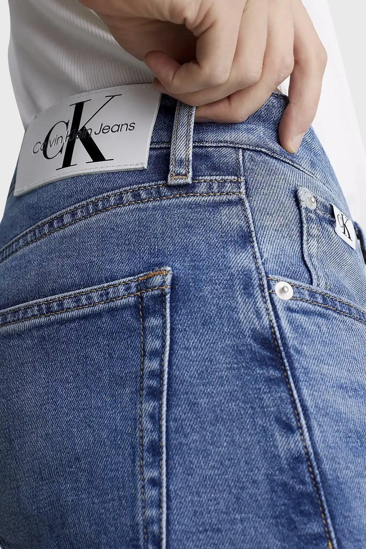 Calvin Klein Erkek Kot Pantolonları: Moda ve Konforun Buluşması