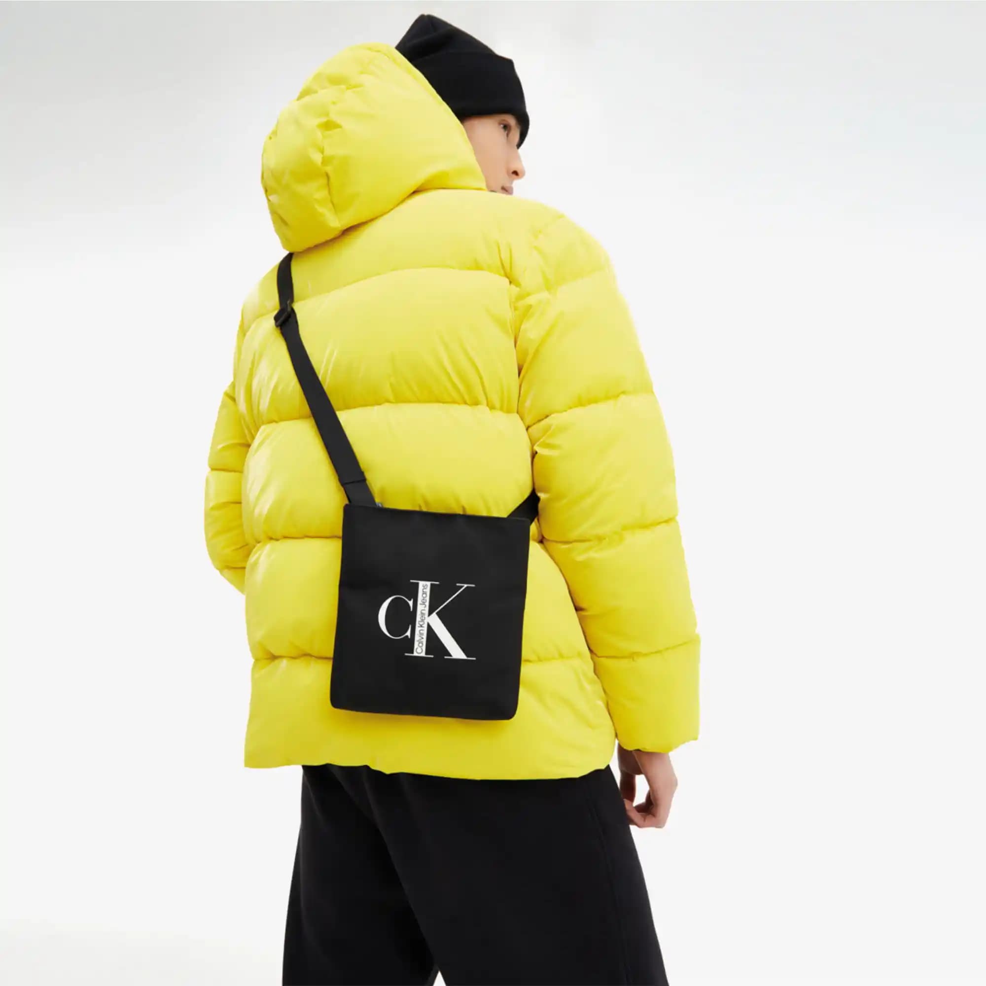 Calvin Klein Erkek Omuz Çantası: Modern ve Şık Tasarımlarla Günlük Kullanım İçin Ideal