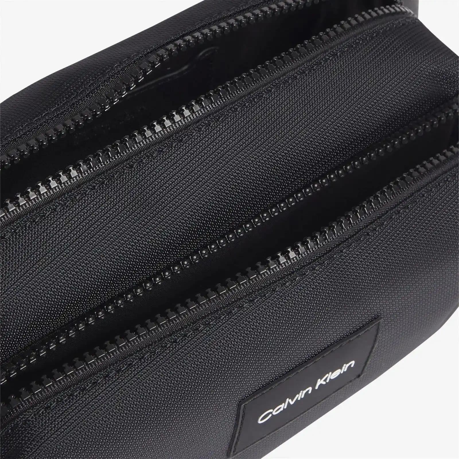 Calvin Klein Erkek Omuz Çantası: Şıklık ve Fonksiyonelliğin Modern Buluşması