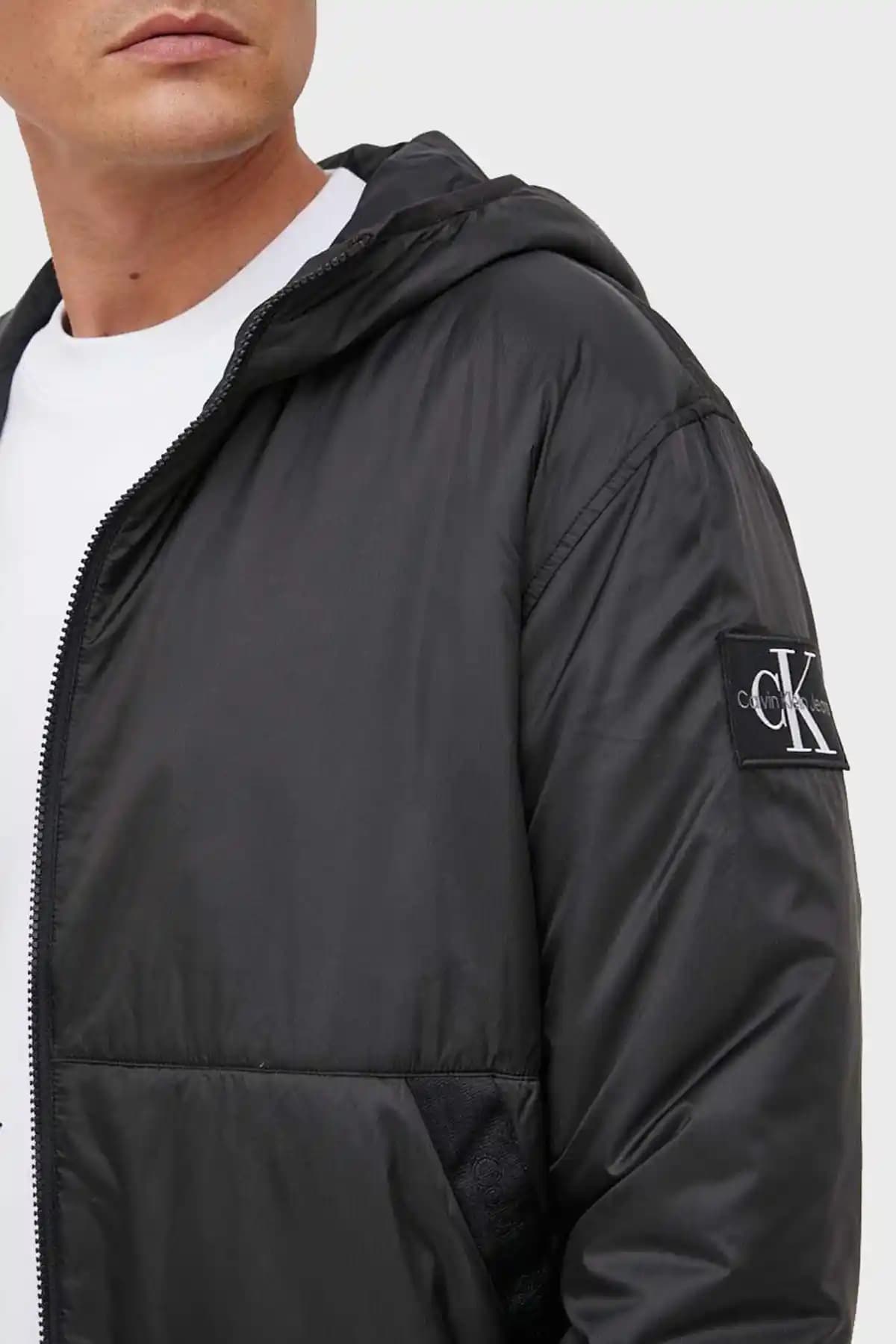 Calvin Klein Erkek Siyah Mont: Modern ve Şık Tasarımlarla Fonksiyonellik