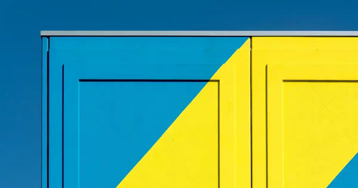 Calvin Klein Erkek Şortları: Şıklık ve Konforu Bir Arada Sunan Modern Tasarımlar