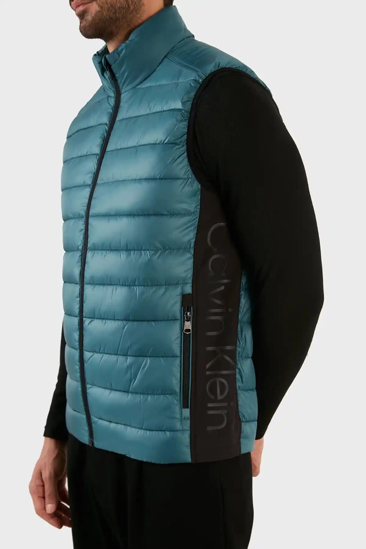 Calvin Klein Erkek Yelekleri: Modern Stil ve Moda Trendleri Analizi