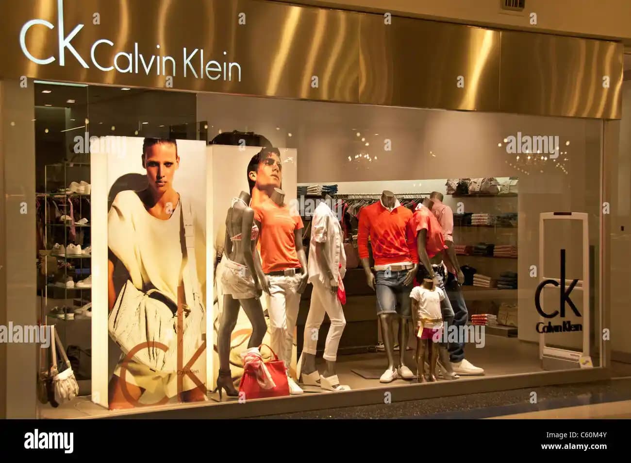 Calvin Klein İstanbul'da Modern Tasarım ve Şıklığın Simgesi Olmaya Devam Ediyor