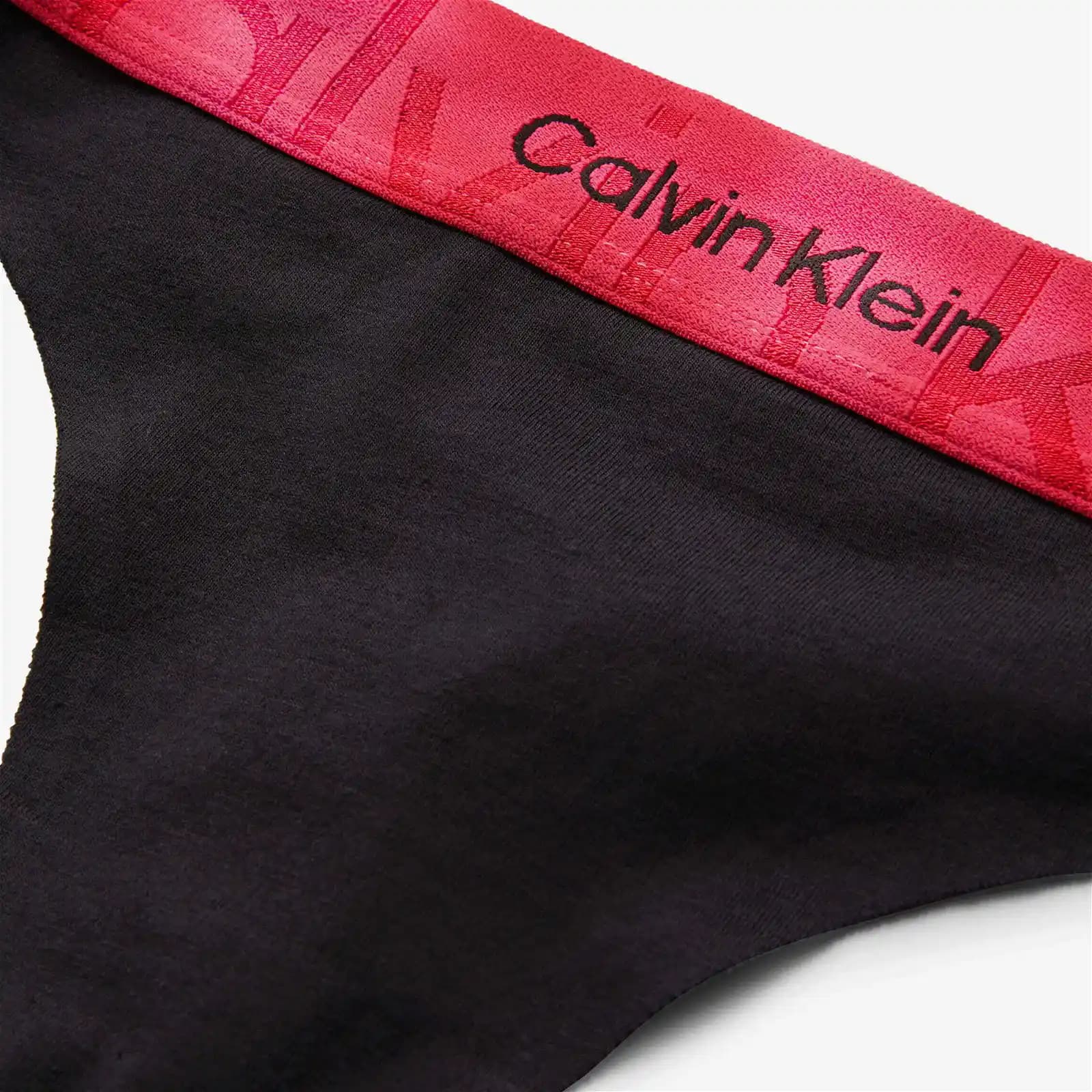 Calvin Klein Kadın İç Giyim Koleksiyonu: Şıklık ve Konforun Modern Yansıması