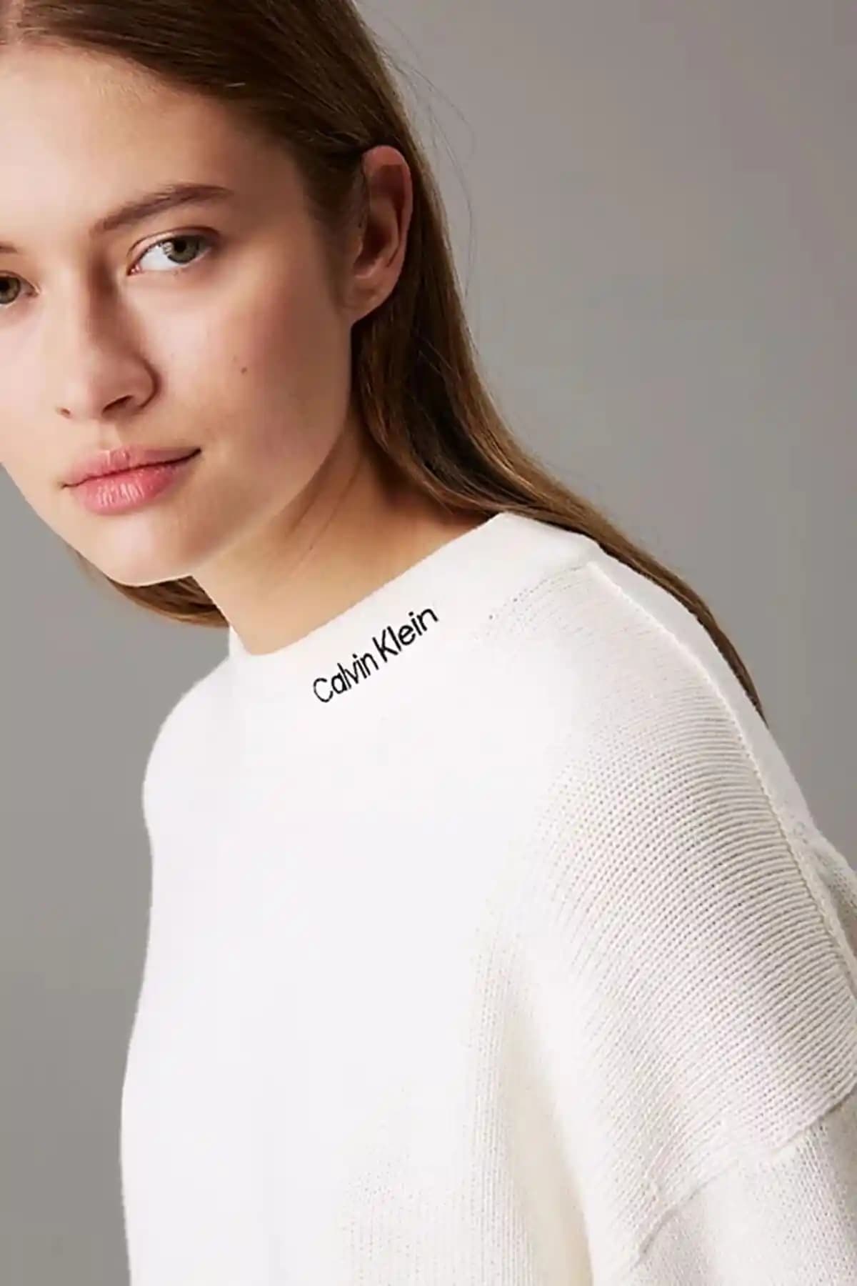 Calvin Klein Kadın Kazakları: Moda Dünyasında Zarafetin ve Konforun Sembolü