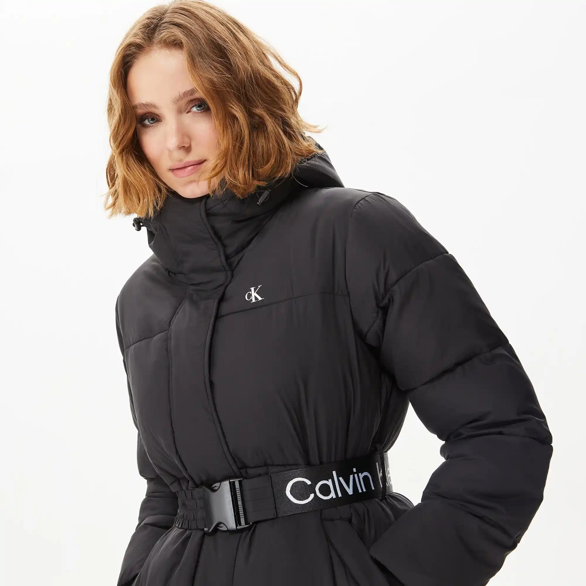 Calvin Klein Kadın Montları: Modern Tasarımlar ve Şık Kombinasyon İpuçları