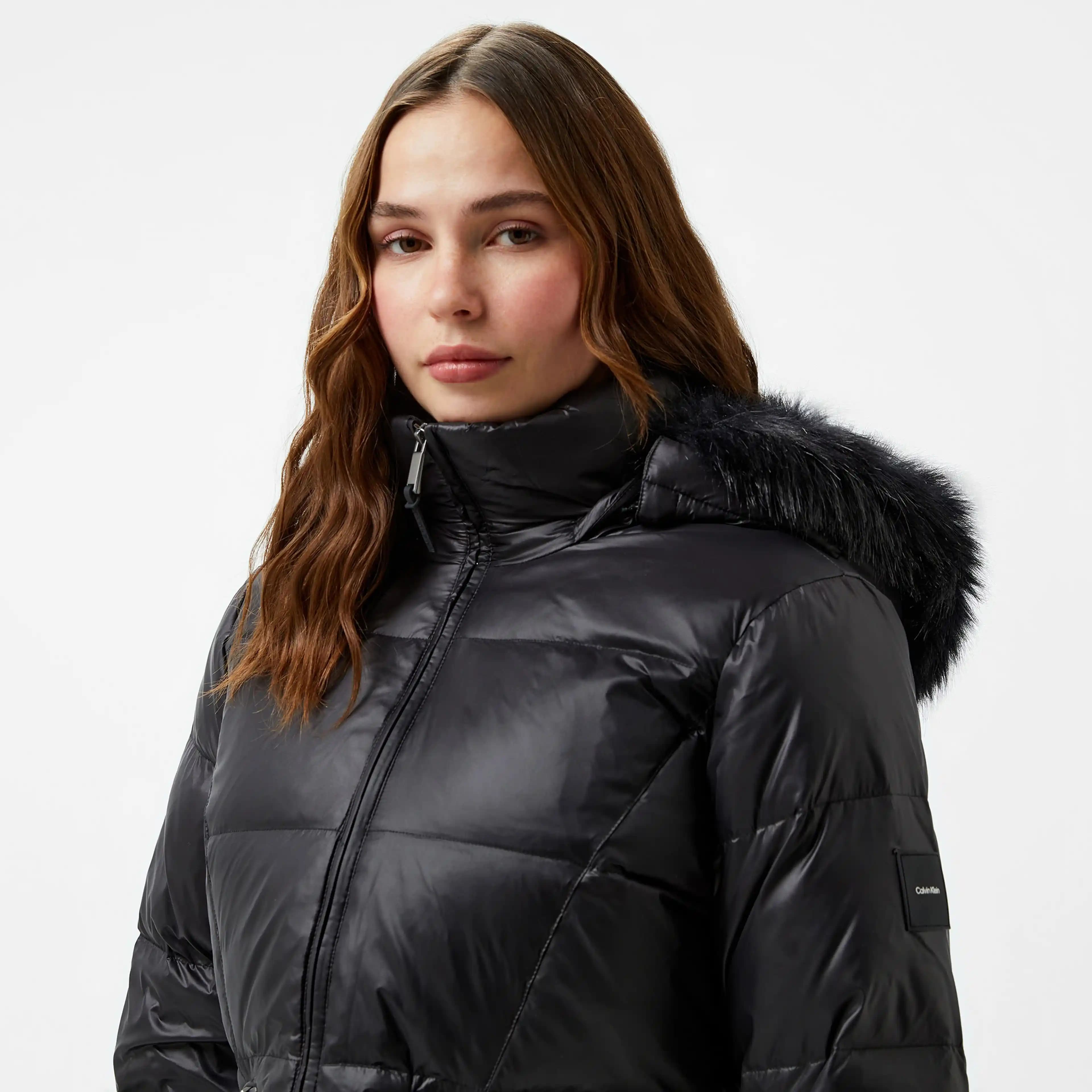 Calvin Klein Kadın Siyah Montları: Şıklık ve Fonksiyonelliğin Mükemmel Buluşması