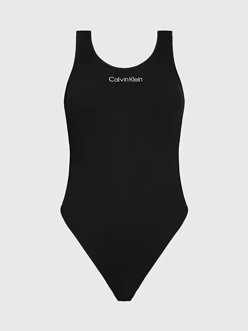 Calvin Klein Mayo: Yaz Modasında Şıklık ve Fonksiyonelliğin Buluşması