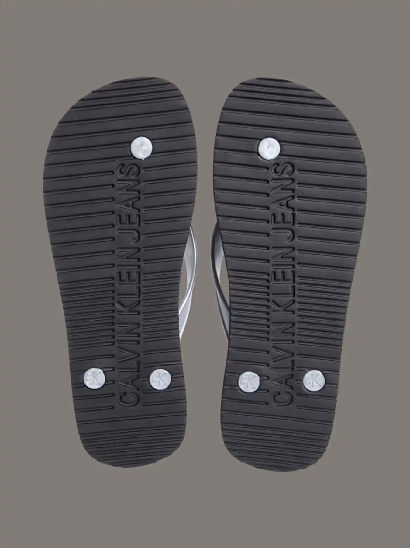 Calvin Klein Plaj Terlikleri: Şıklık ve Konforu Bir Arada Sunan Modern Tasarımlar