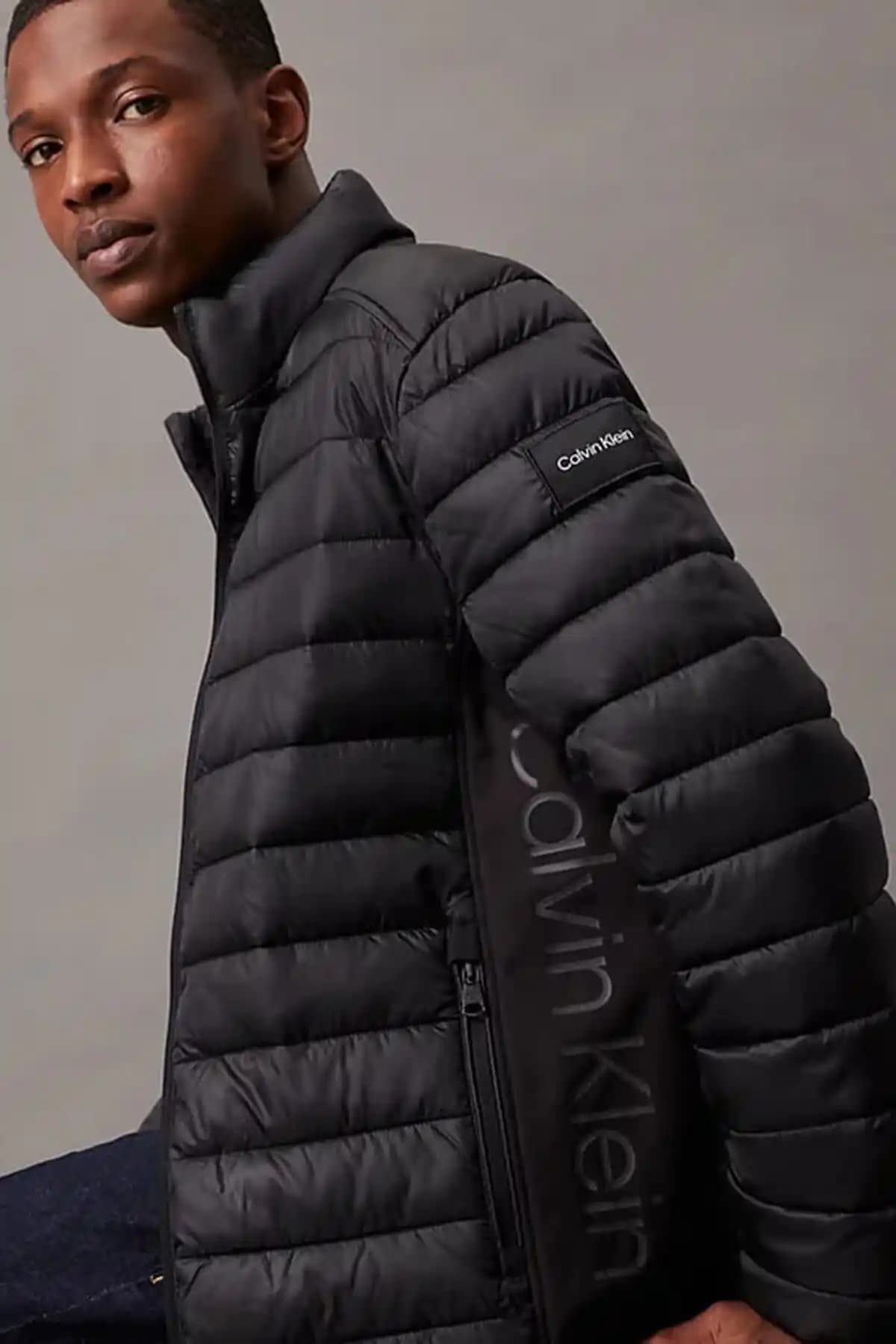 Calvin Klein Siyah Mont: Moda Dünyasında Zamansız ve Şık Bir Seçenek
