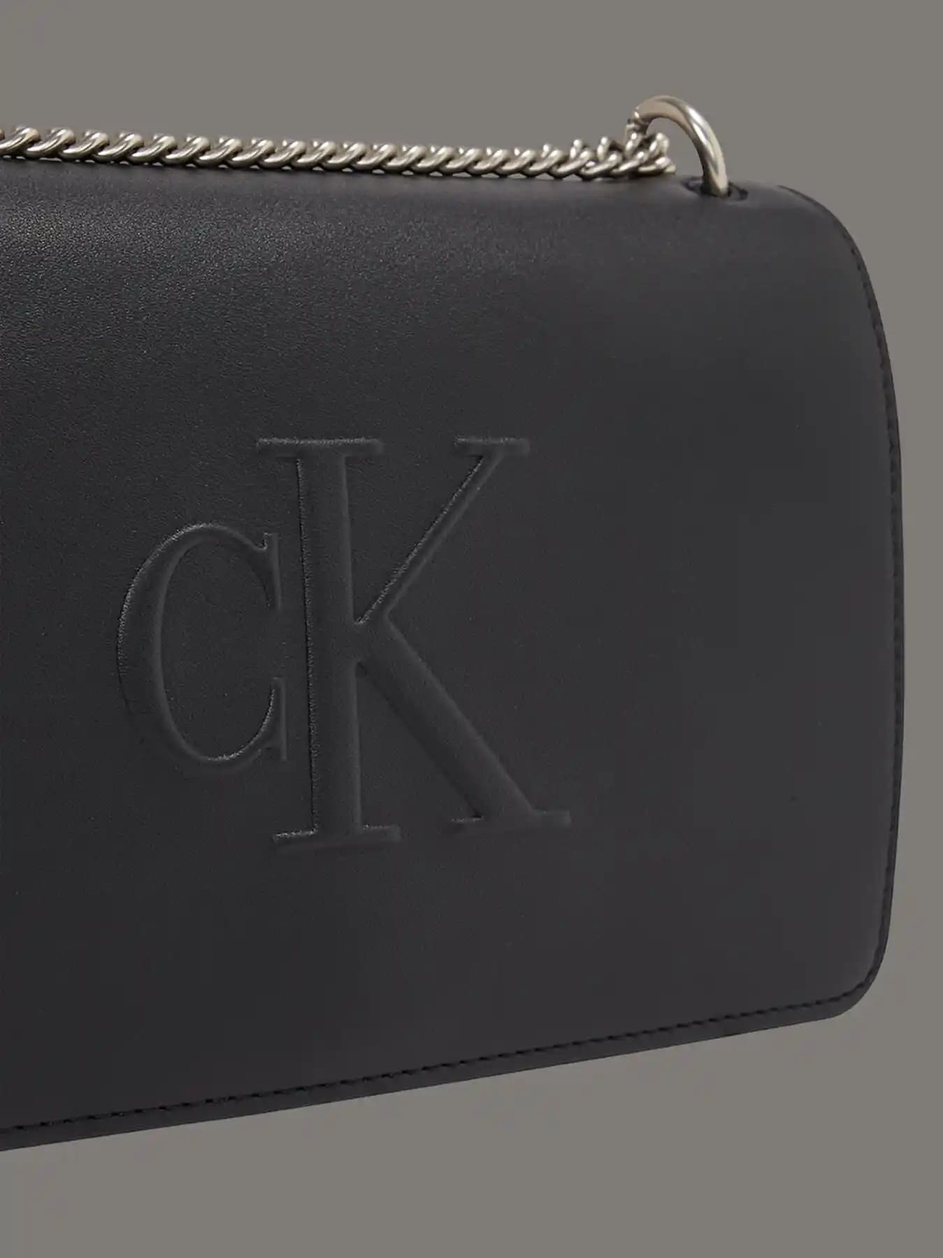 Calvin Klein Siyah Omuz Çantası: Modern ve Zamansız Şıklık İçin En İyi Seçenekler