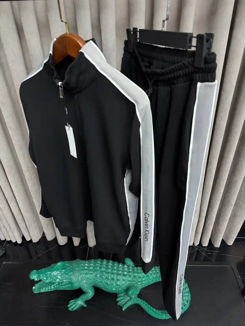 Calvin Klein Takımlar ile Şıklık ve Modernliği Bir Arada Yansıtan Giyim Seçenekleri