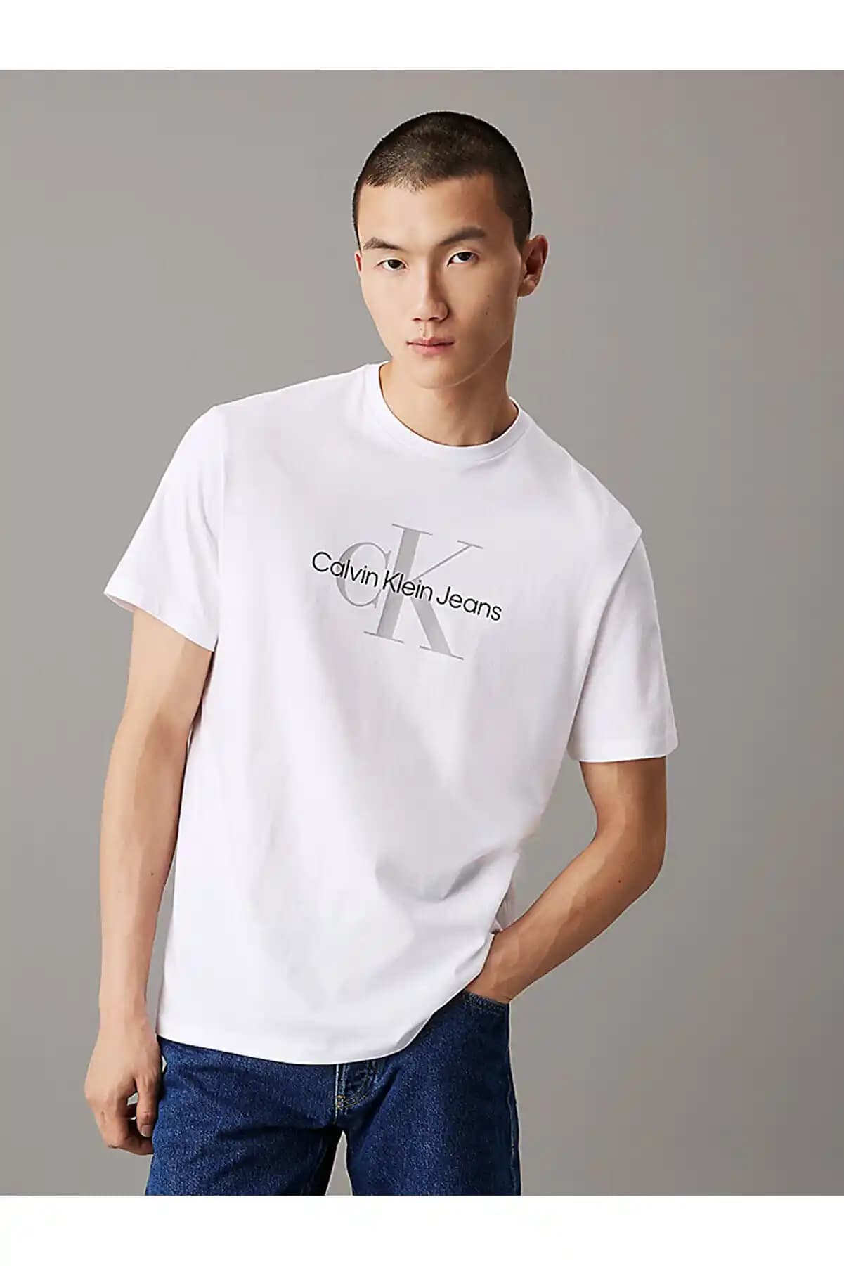 Calvin Klein Tişörtler: Moda Dünyasında Zamansız Şıklık ve Güncel Trendler