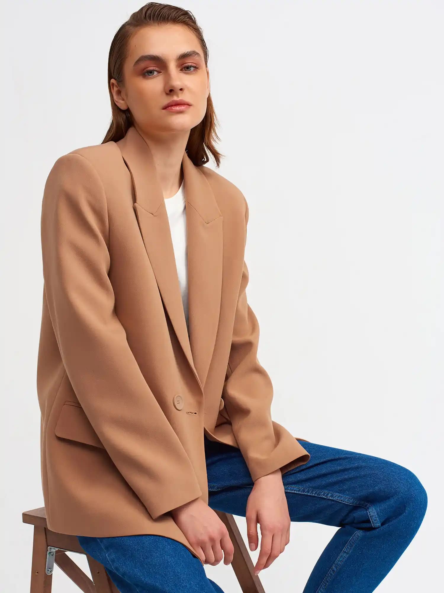 Camel Blazer Ceket: Moda Dünyasında Zarafetin Simgesi ve Stil İpuçları